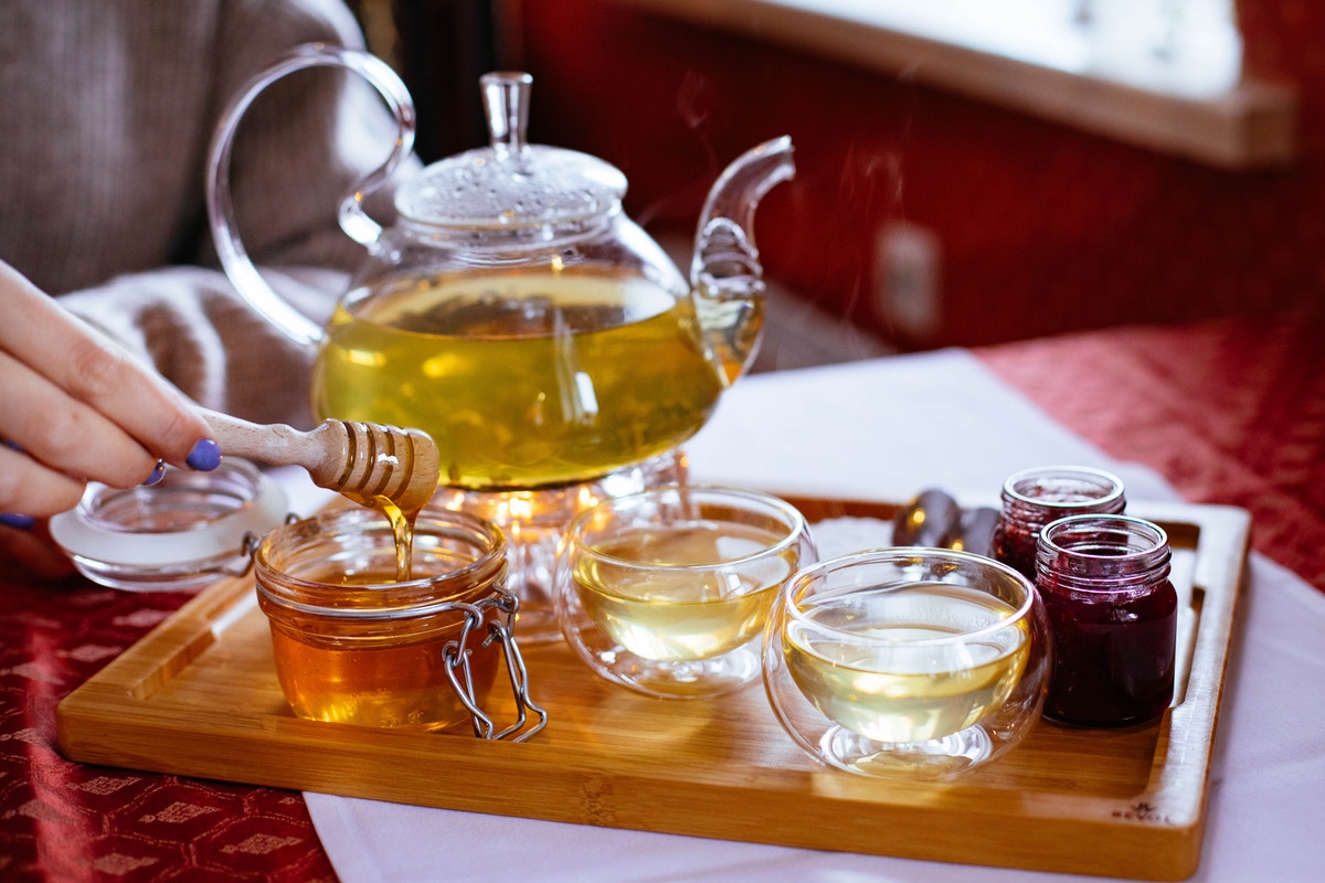 Gőzölgő tea, méz és házi lekvár bogyós gyümölcsökből. Kedvenc téli ételeink - A méz nem csak karácsonyi receptjeinkhez nélkülözhetetlen
