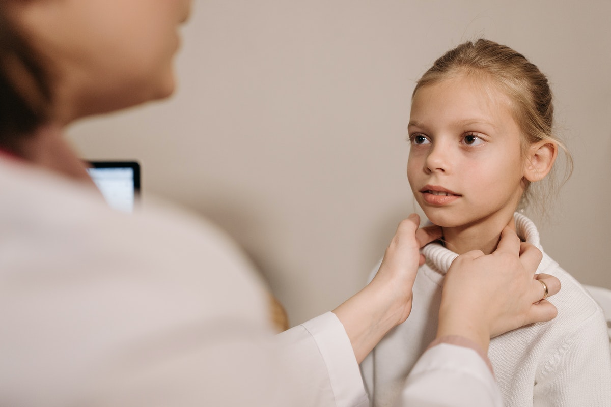 Egy orvos egy kislány nyirokcsomóit vizsgálja. A mandulagyulladás egyes típusai - Akut, krónikus, vagy visszatérő mandulagyulladással van dolgunk?