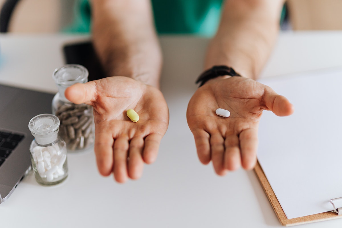 Egy orvos egy-egy tablettát tart kezeiben. Mi a különbség a D2- és a D3-vitamin között?