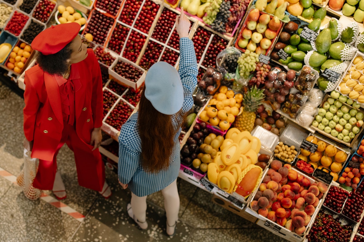 Friss zöldséget és gyümölcsöt vásárló nők a piacon. Tételes bevásárlólista mediterrán diétához