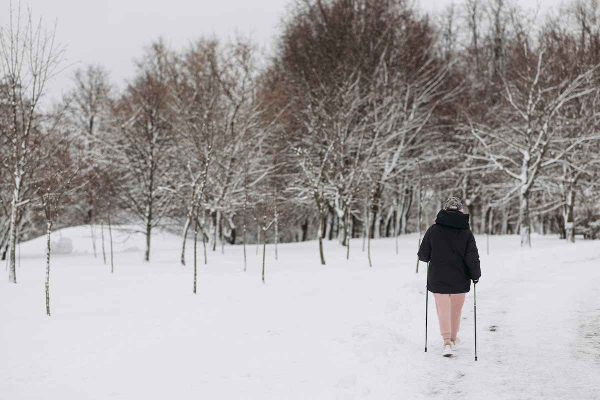 Havas erdőben sétáló nő. Perifériás neuropátia - Okai, tünetei, és módszerek a kezelés kiegészítésére