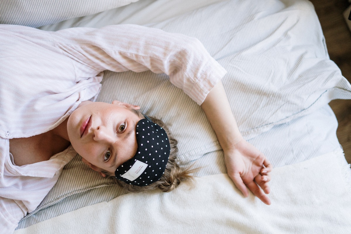 Ágyban fekvő nő. Mi a teendő a gyakori reggeli savas reflux esetén?