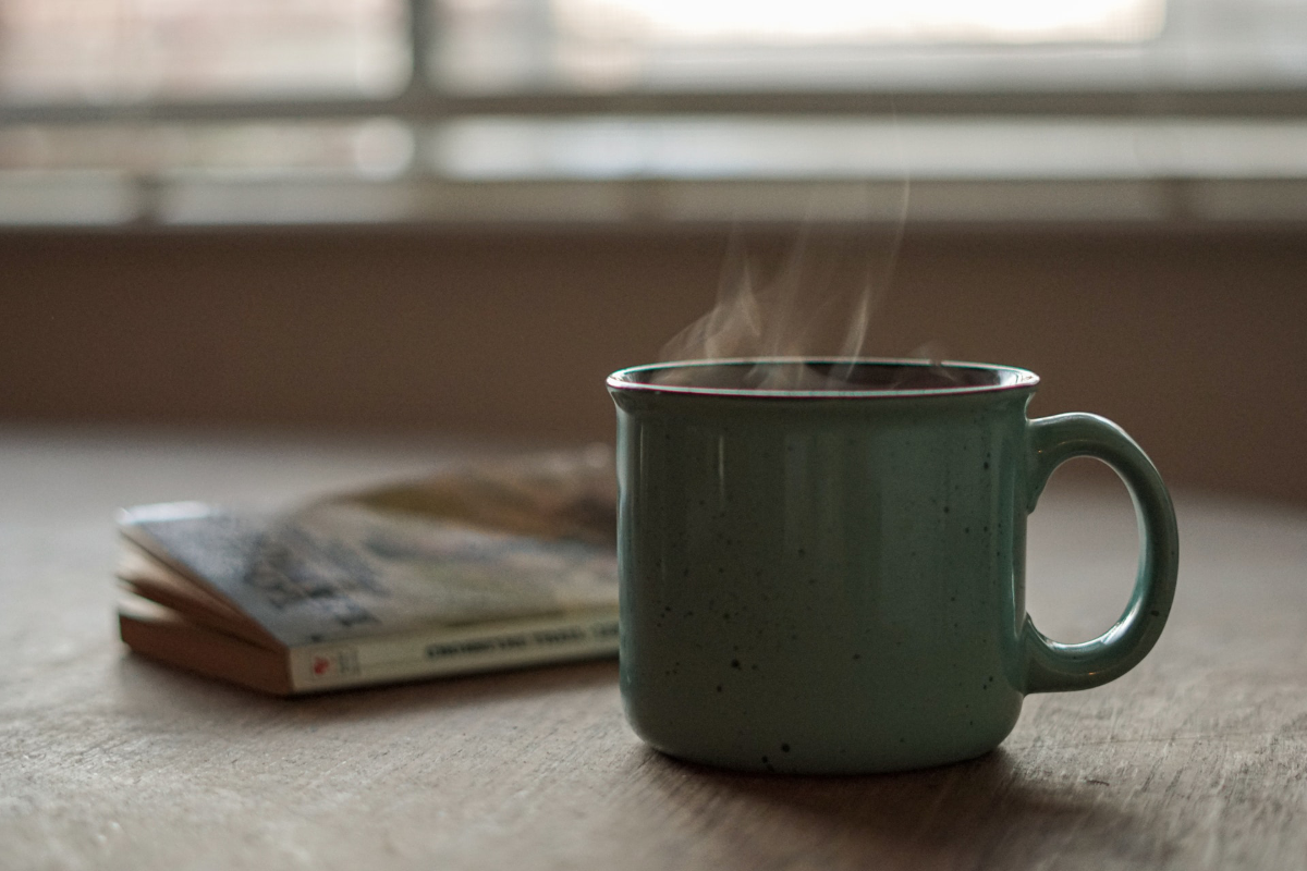 Egy csésze máriatövis tea. A máriatövis alkalmazásának előnyei zsírmáj esetén
