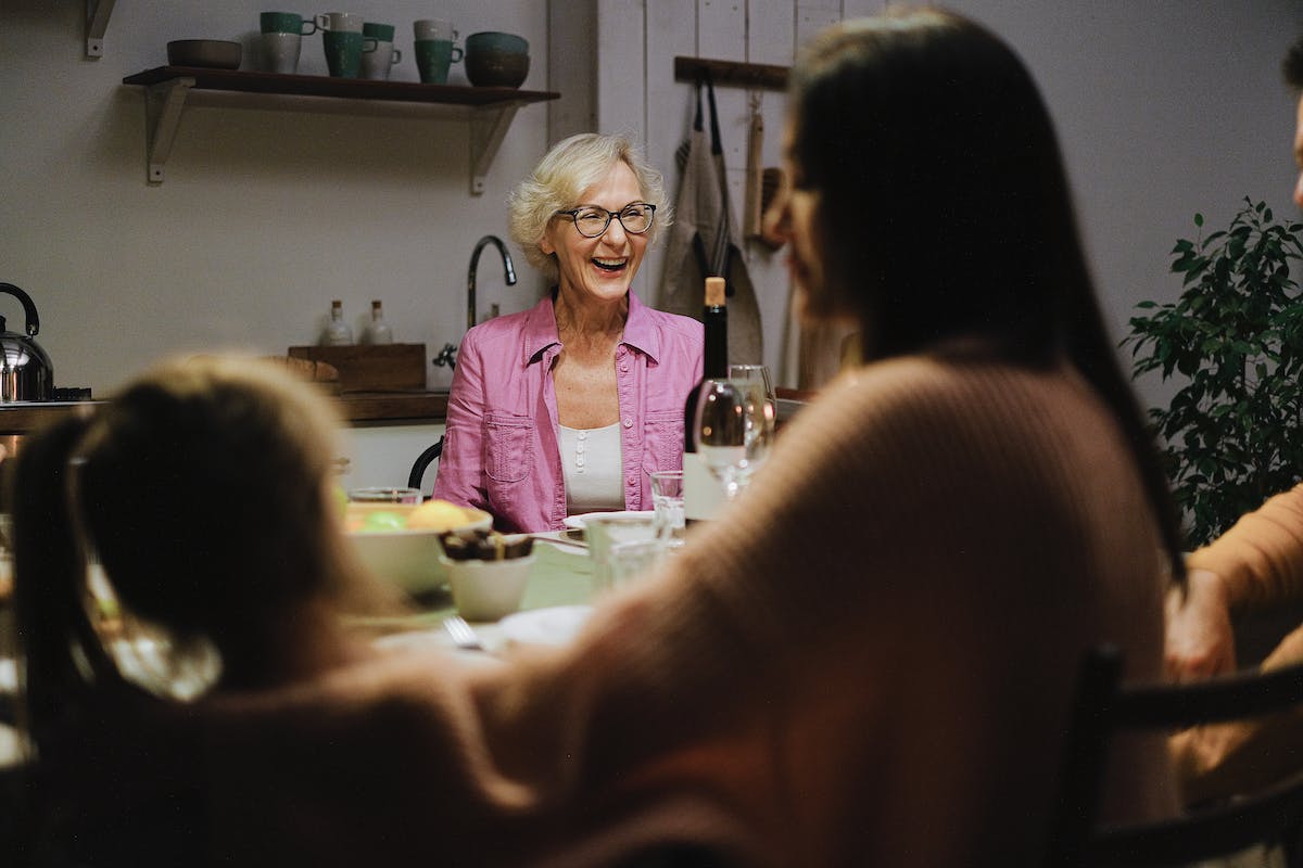 Együtt vacsorázó család. A sorvadásos gyomorhurut tünetei és hatékony kezelési módszerei