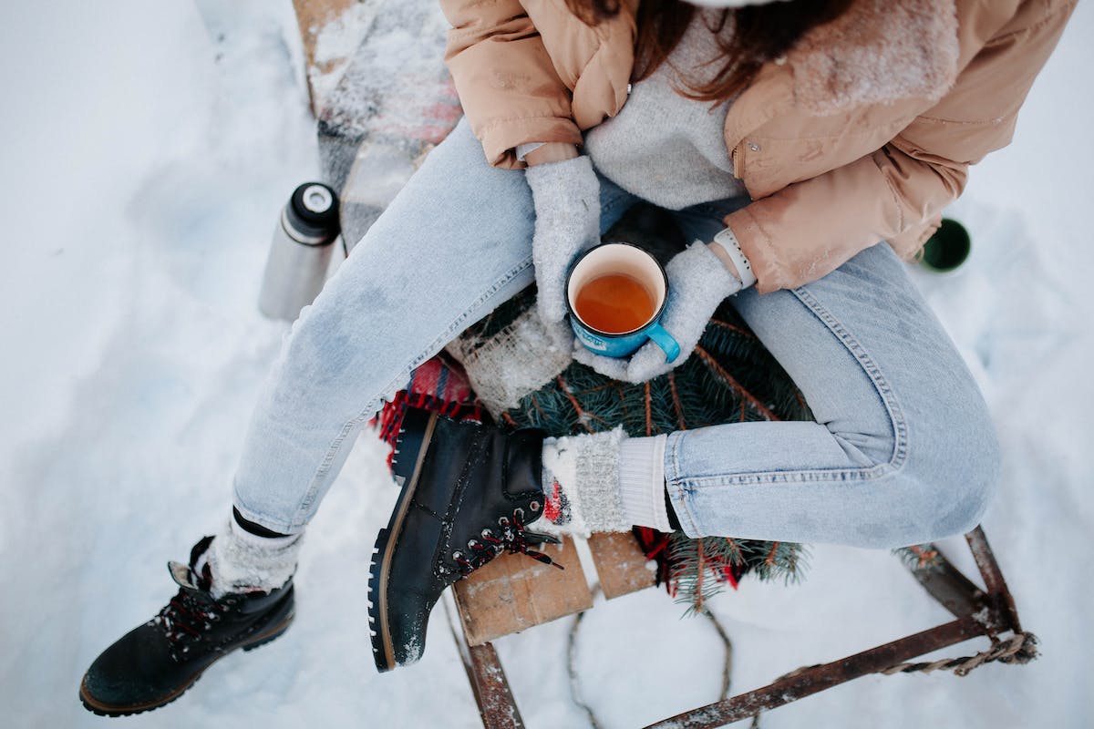 Stresszcsökkentő teát ivó nő télen a szabadban. 20 kipróbált és hatékony gyógynövény a stressz csökkentésére