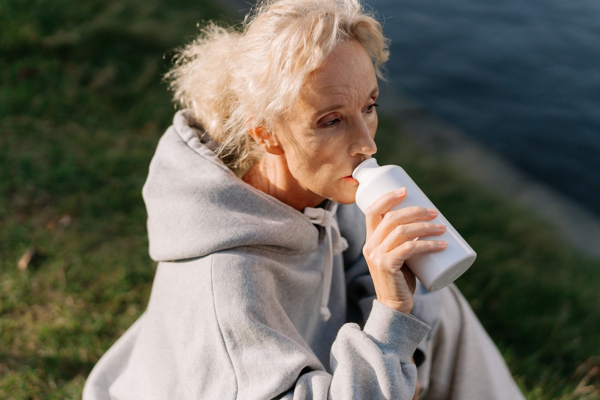 Idős nő graviola gyümölcslevet iszik. Graviola - Egy természetes antioxidánsbomba a gyulladások csillapítására